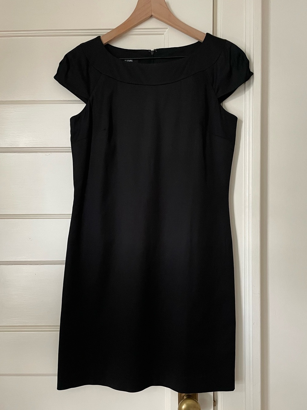 EUC Alfani Black Capped Sleeve Cocktail Dress. Size 4P.